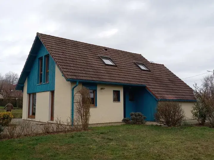 Maison avant travaux : toiture encrassée et bardage bleu défraîchi